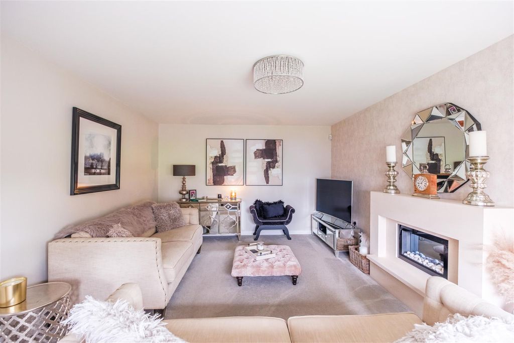 Property photo 3 of 38 Healds Drive-11.Jpg