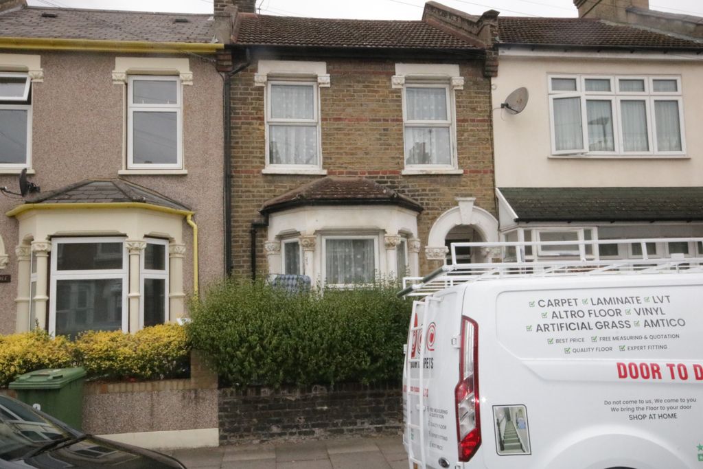 Property photo 1 of 2 Cash Offers Only. 3 Bedroom House Which Has No Bathroom.