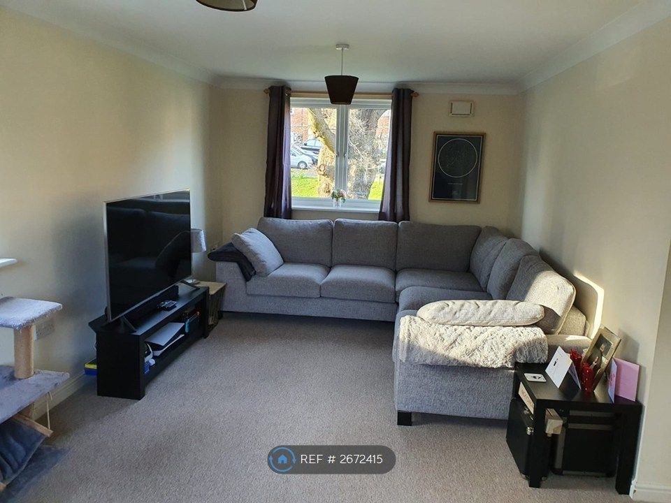 Property photo 3 of 7 Living Space