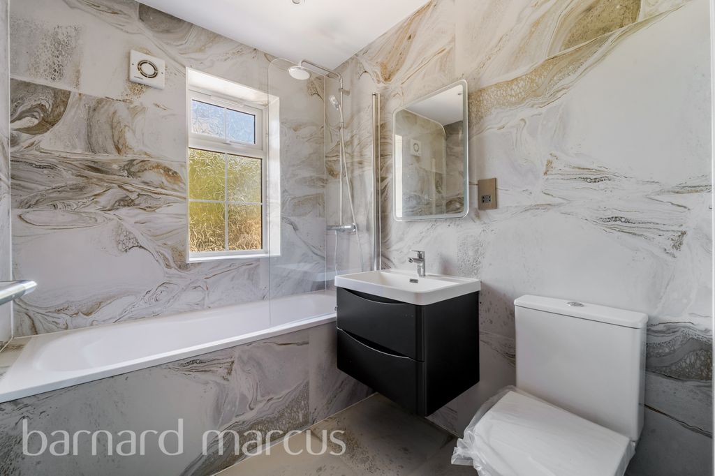 Property photo 2 of 9 Bathroom