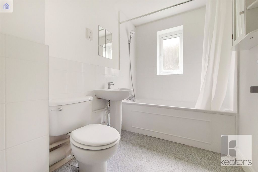 Property photo 3 of 10 Bathroom