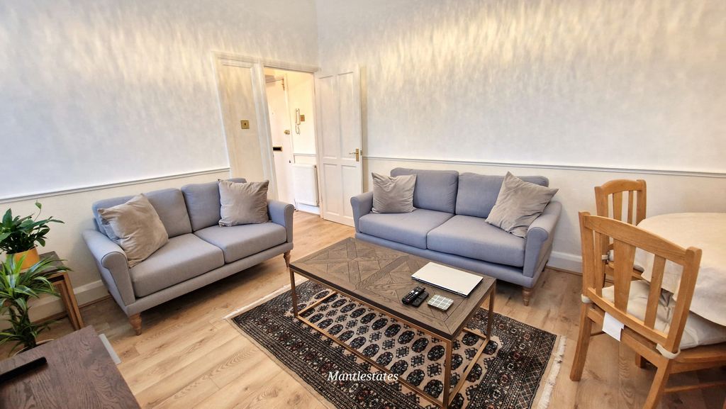 Property photo 3 of 13 Lounge