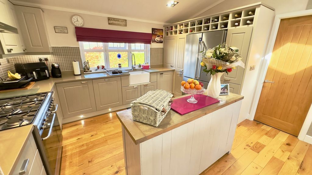 Property photo 3 of 32 Kitchen