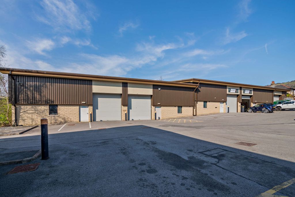 Property photo 3 of 6 8642892-Exterior04-800