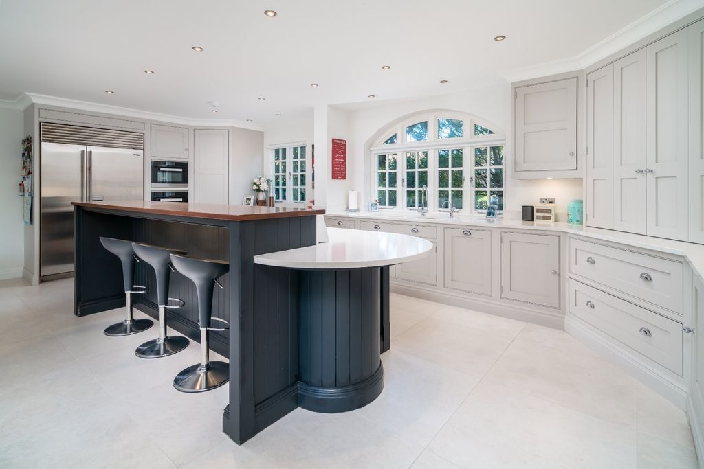 Property photo 3 of 11 Kitchen/Breakfast