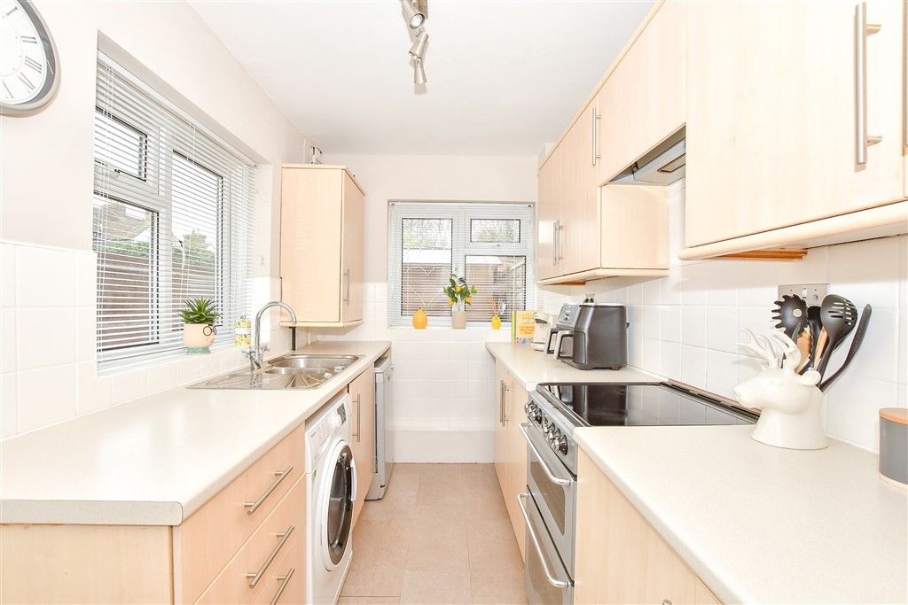 Property photo 3 of 10 Kitchen