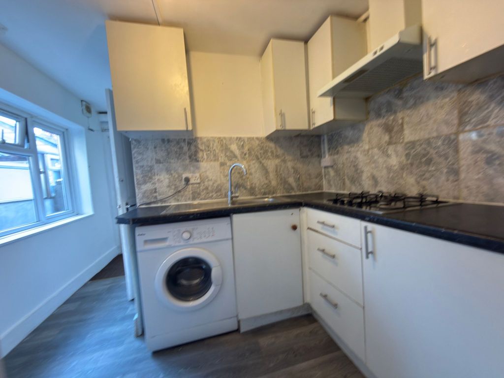 Property photo 1 of 8 Two Bedroom Ground Floor Flat Ideal For Working Families-