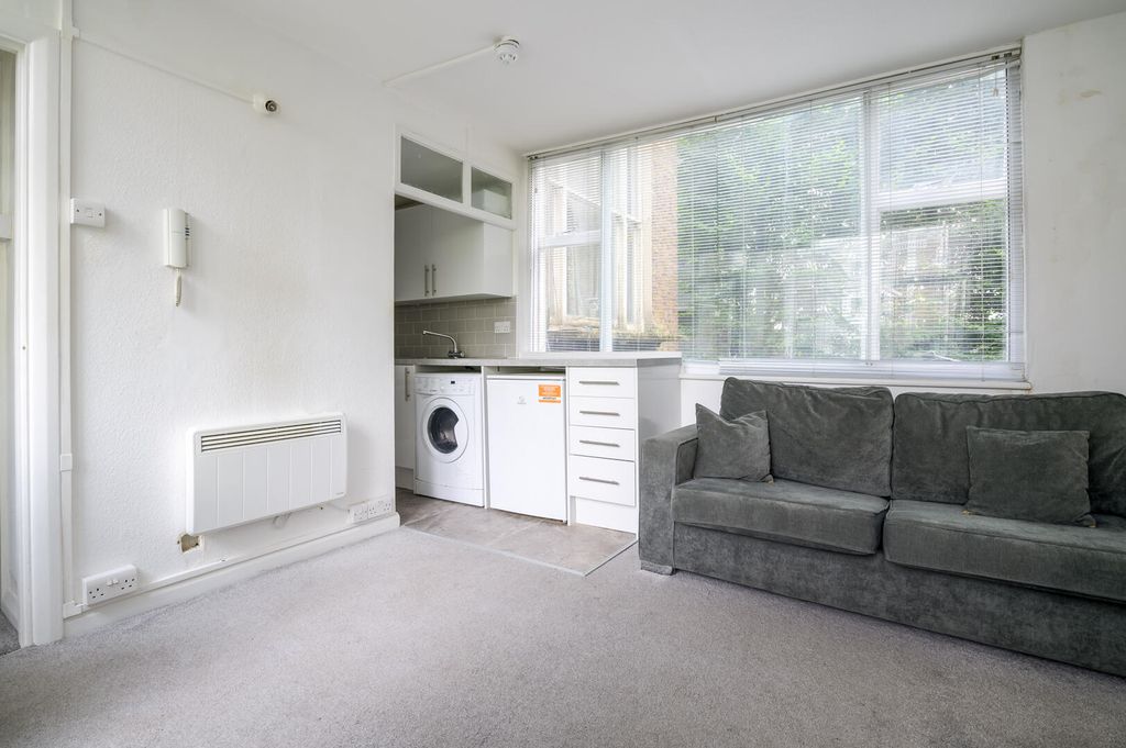 Property photo 3 of 16 Psq - 27, 24 Pembridge Square, W2-9.Jpg