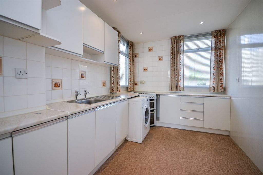 Property photo 3 of 17 Kitchen