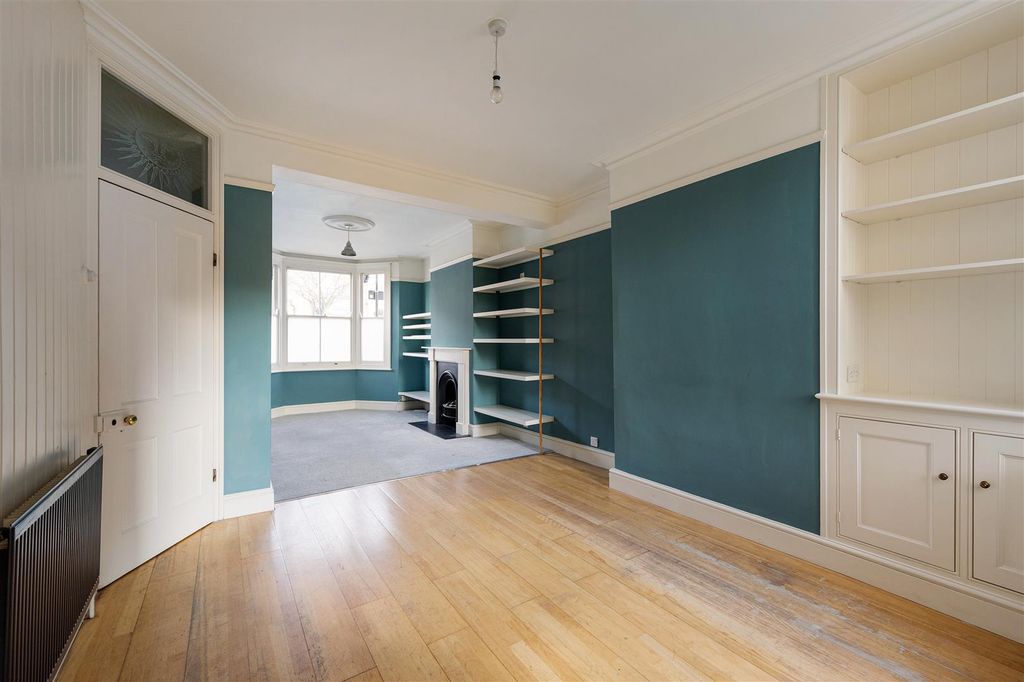 Property photo 2 of 32 Russell Road, E17