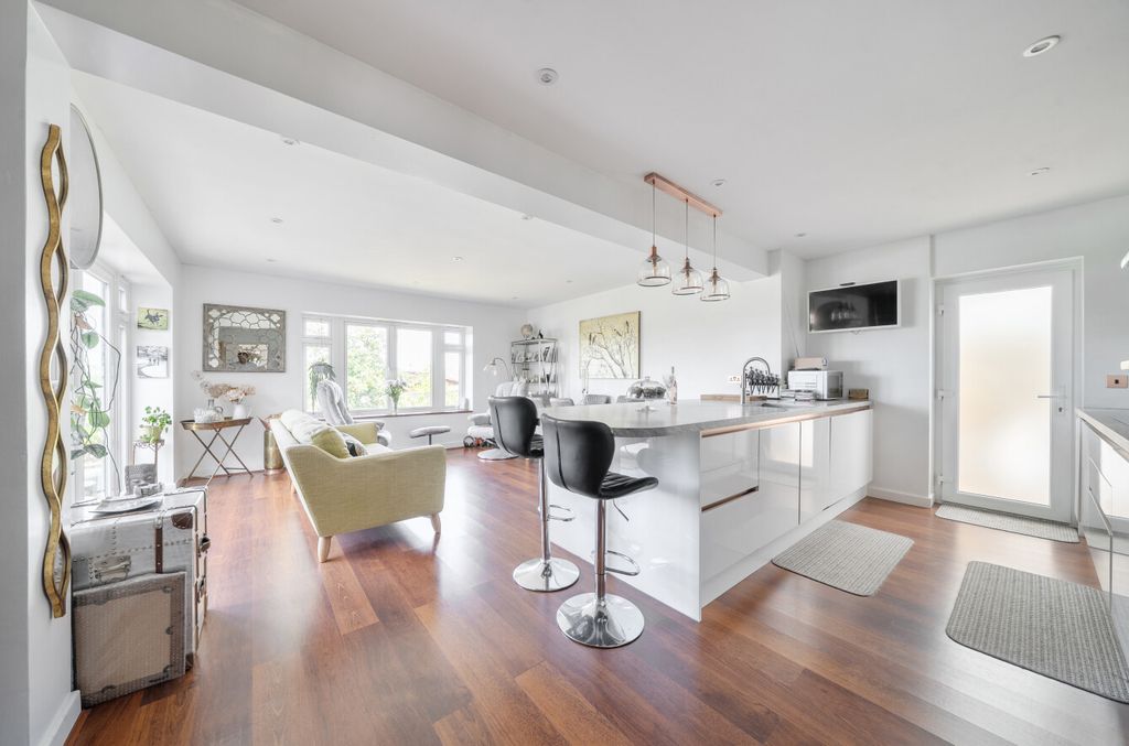 Property photo 3 of 23 1487934-11-6A4Bf9...