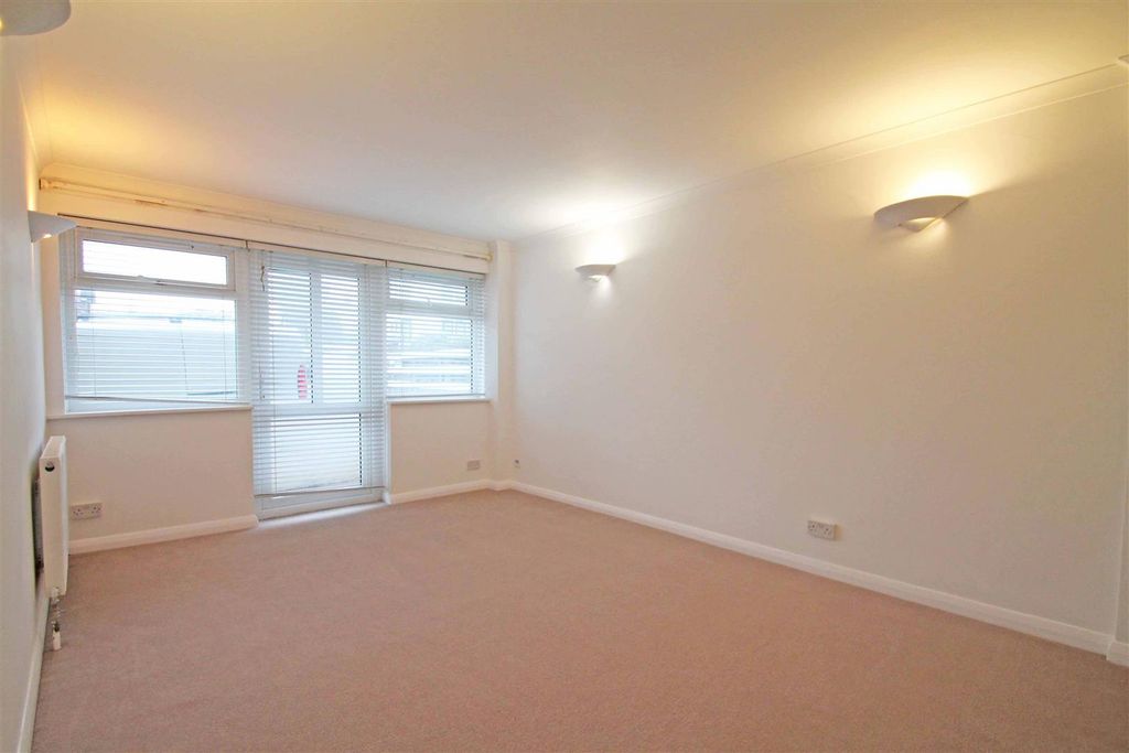 Property photo 2 of 12 Living/Dining Room