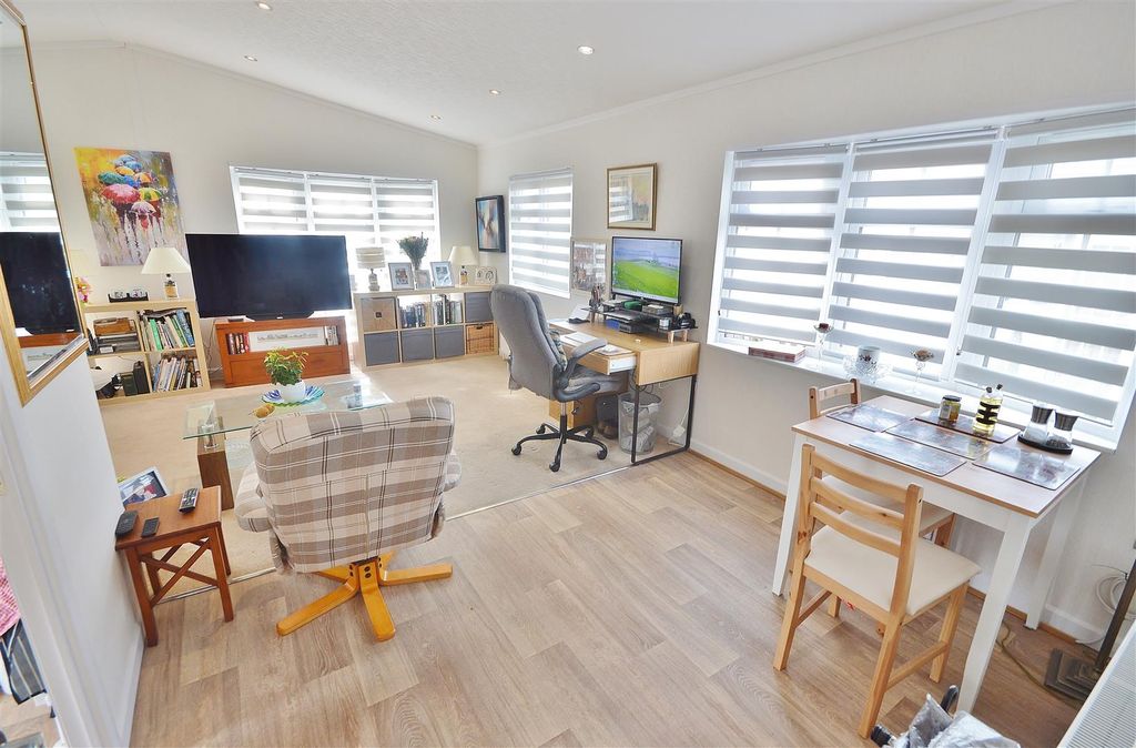 Property photo 2 of 13 Lounge