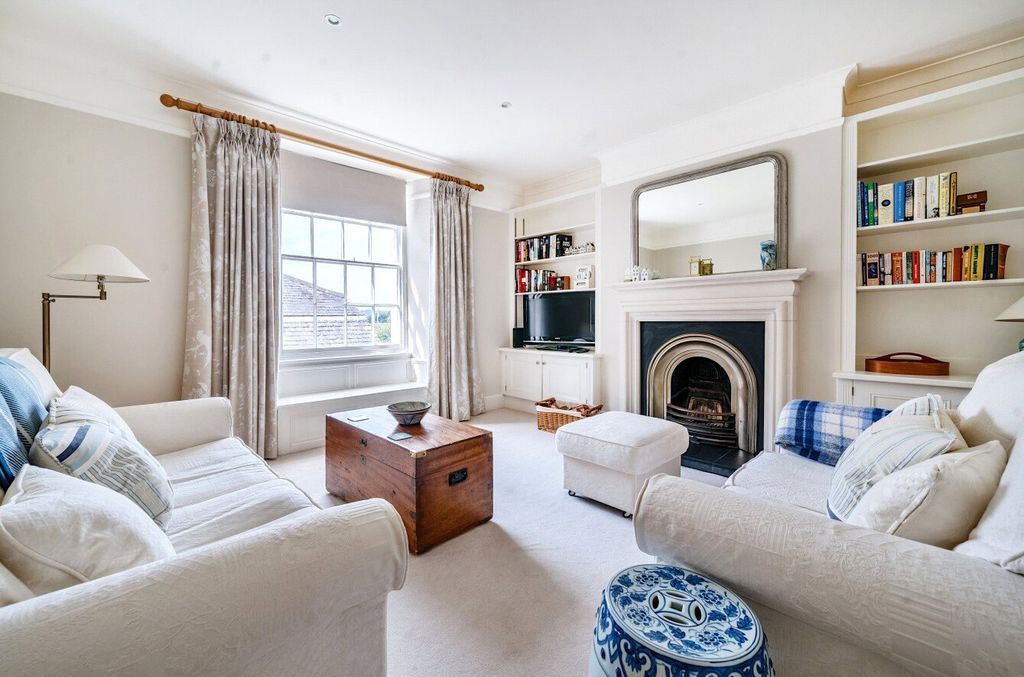 Property photo 2 of 12 Sitting Room