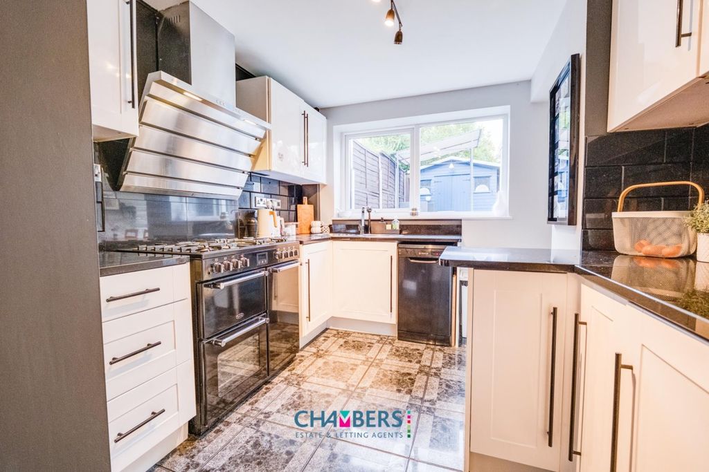 Property photo 3 of 19 Kitchen