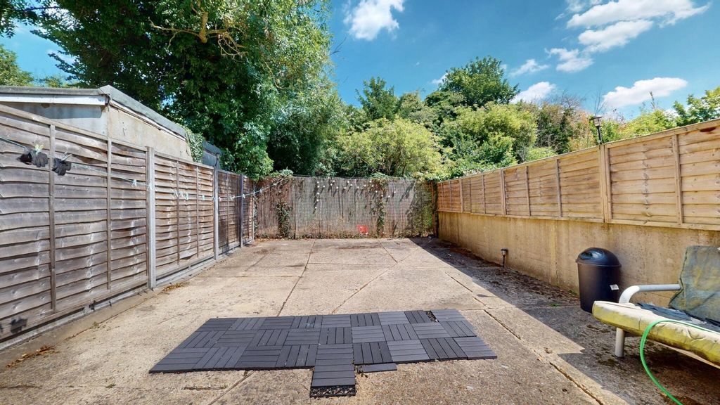 Property photo 3 of 15 A Spacious And Well-Maintained Garden Area With Am...