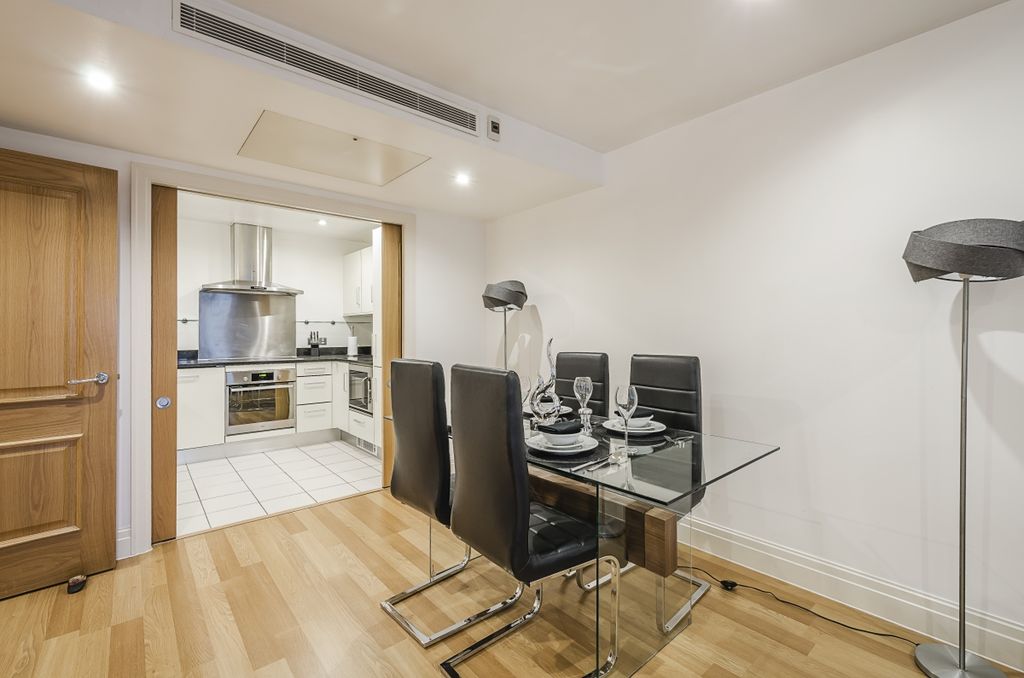 Property photo 3 of 16 Sheldon Square003
