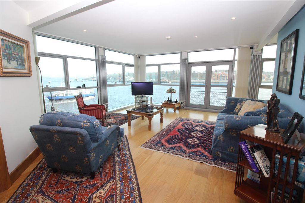 Property photo 3 of 16 Lounge