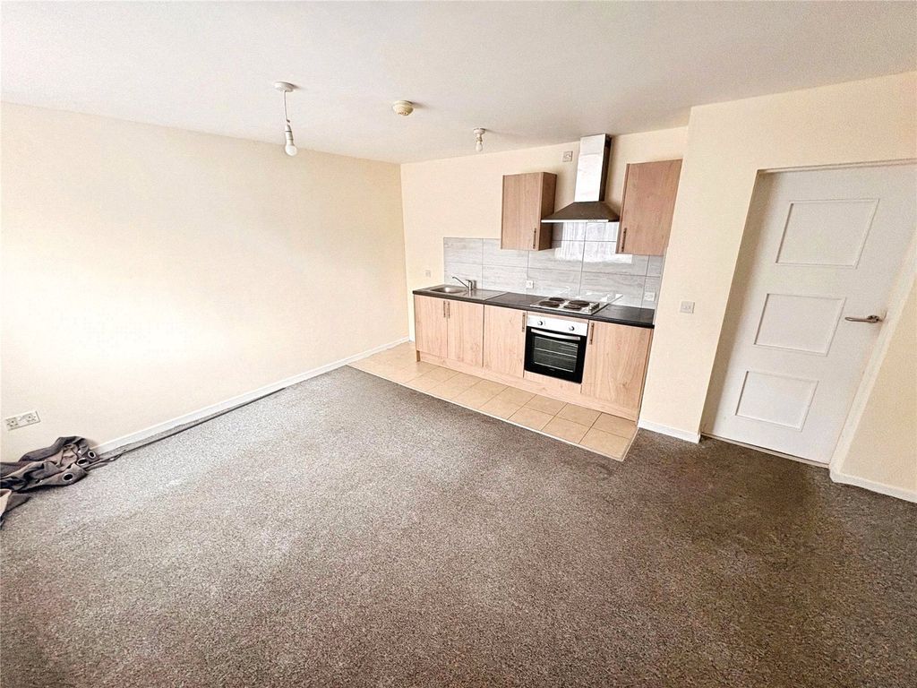 Property photo 2 of 8 Living Room/Kitchen