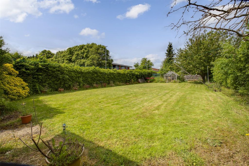 Property photo 2 of 16 130A Cressex Road, Hp12 4Tz-11.Jpg