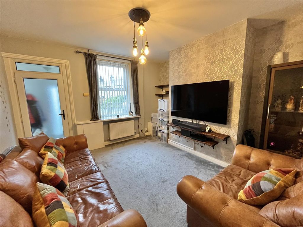 Property photo 3 of 12 Lounge