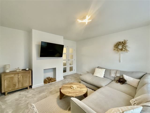 Property photo 3 of 21 Lounge