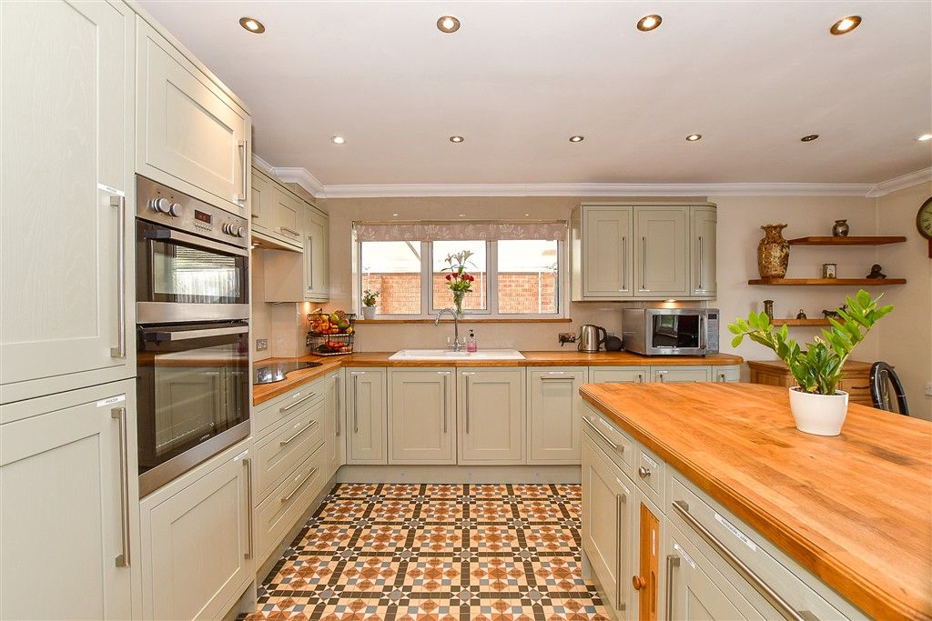 Property photo 3 of 10 Kitchen