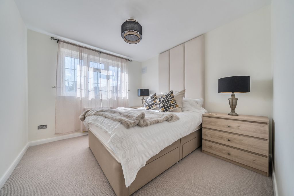 Property photo 2 of 18 Bedroom