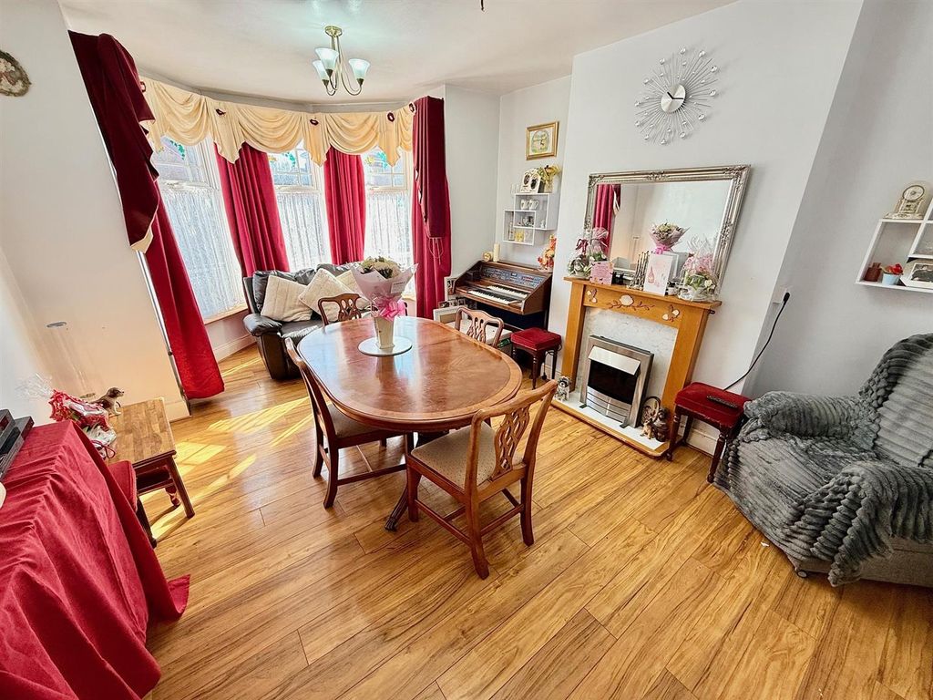 Property photo 3 of 24 Lounge