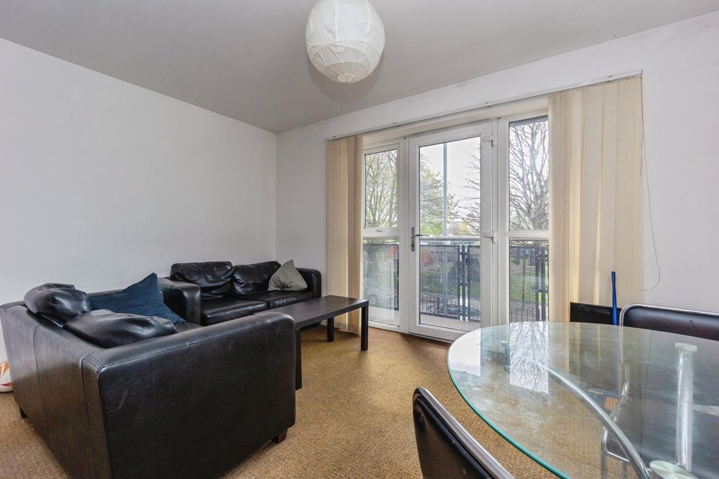 Property photo 2 of 15 Lounge