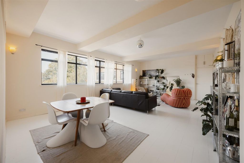 Property photo 2 of 22 Jedburgh Road, E13
