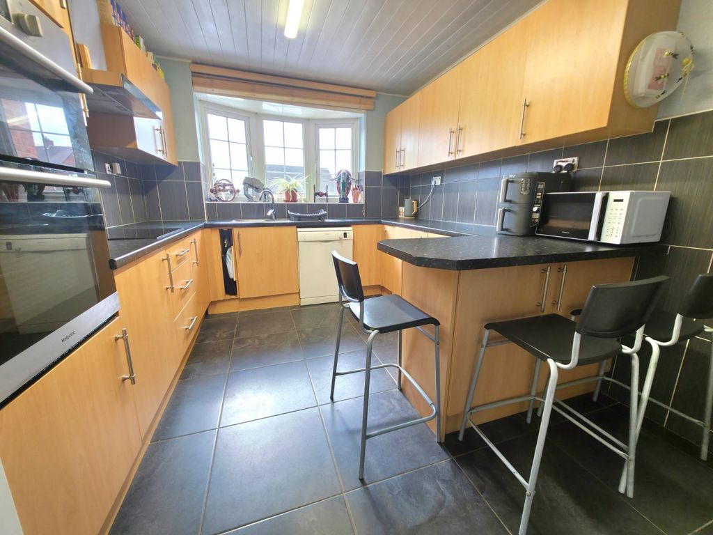 Property photo 3 of 25 Kitchen