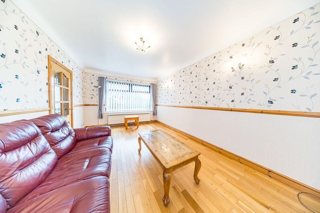 Property photo 2 of 19 107 Old Lane Lounge.Jpg