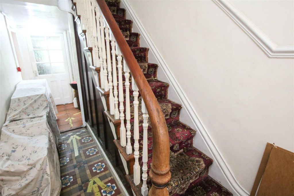 Property photo 3 of 17 Entrance Hall
