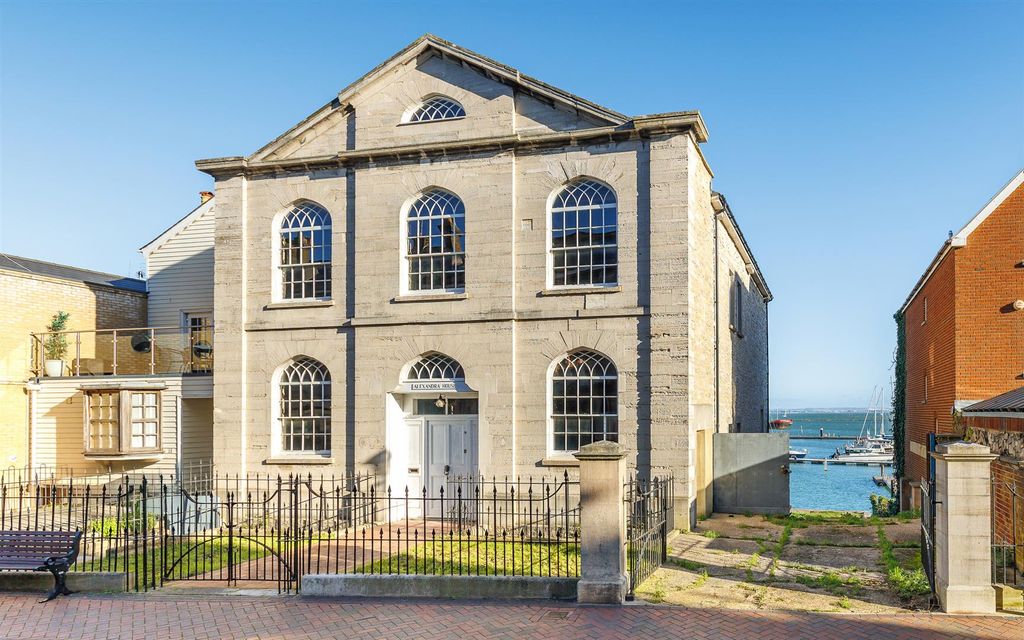 Property photo 1 of 19 Alexandra House