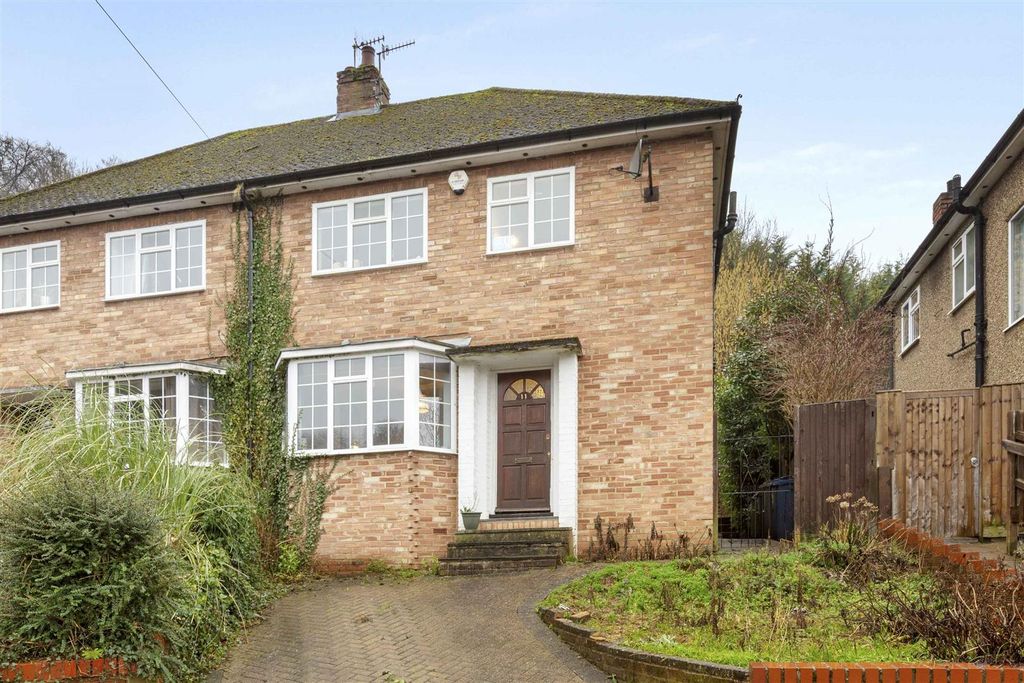 Property photo 1 of 14 11 New Rd Close, Hp12 4Le (Low Res)-13.Jpg