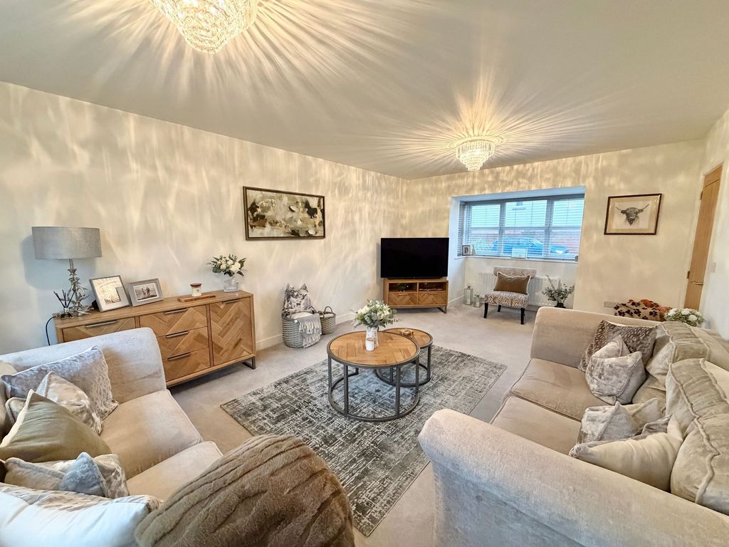 Property photo 2 of 16 Lounge