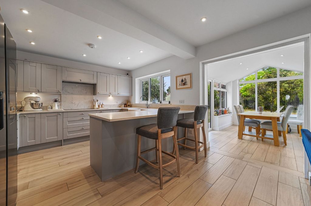 Property photo 2 of 23 4638901