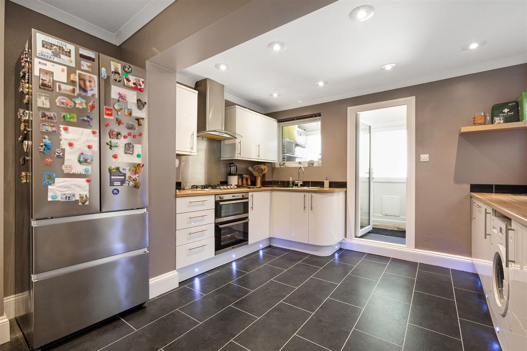 Property photo 3 of 14 Kitchen / Dining Room