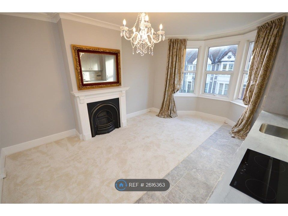 Property photo 1 of 7 Living Room / Kitchen