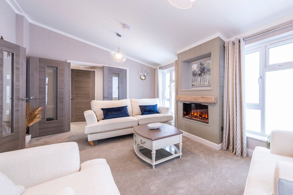 Property photo 2 of 28