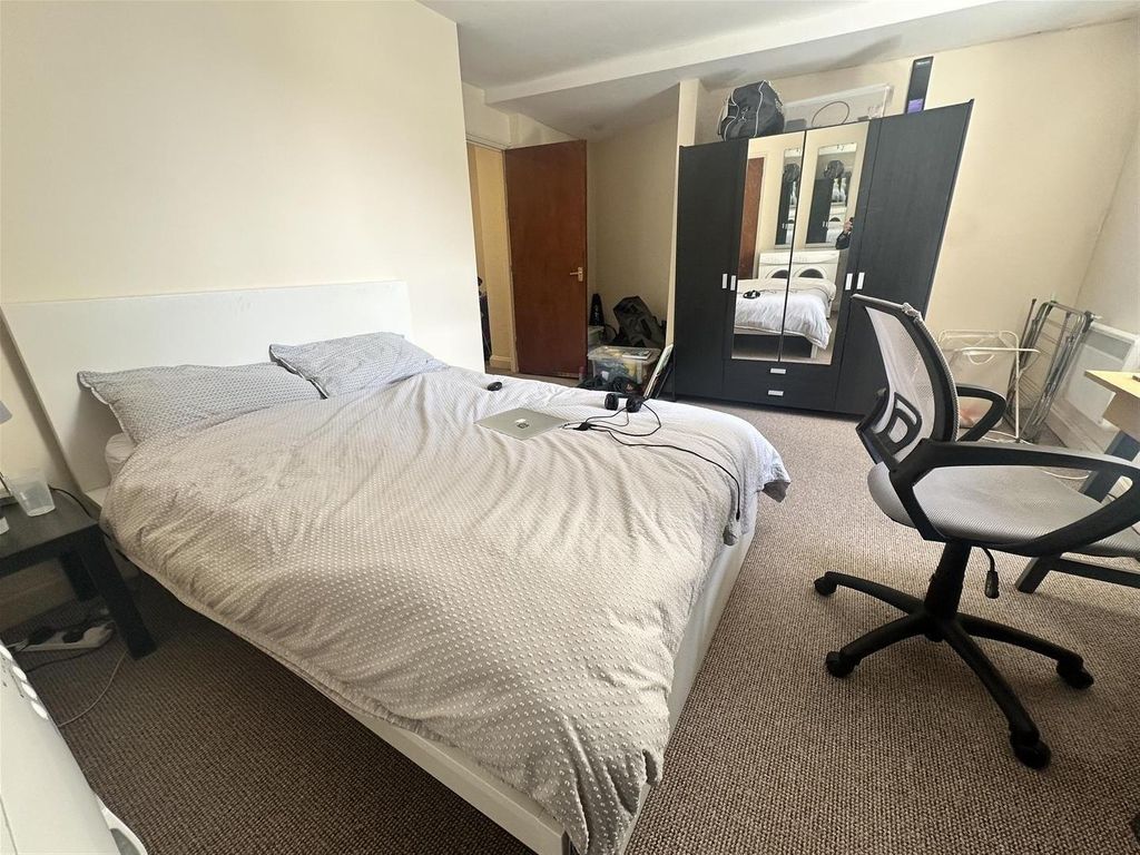 Property photo 3 of 7 Spacious Bedroom With Double Bed And Desk Area...
