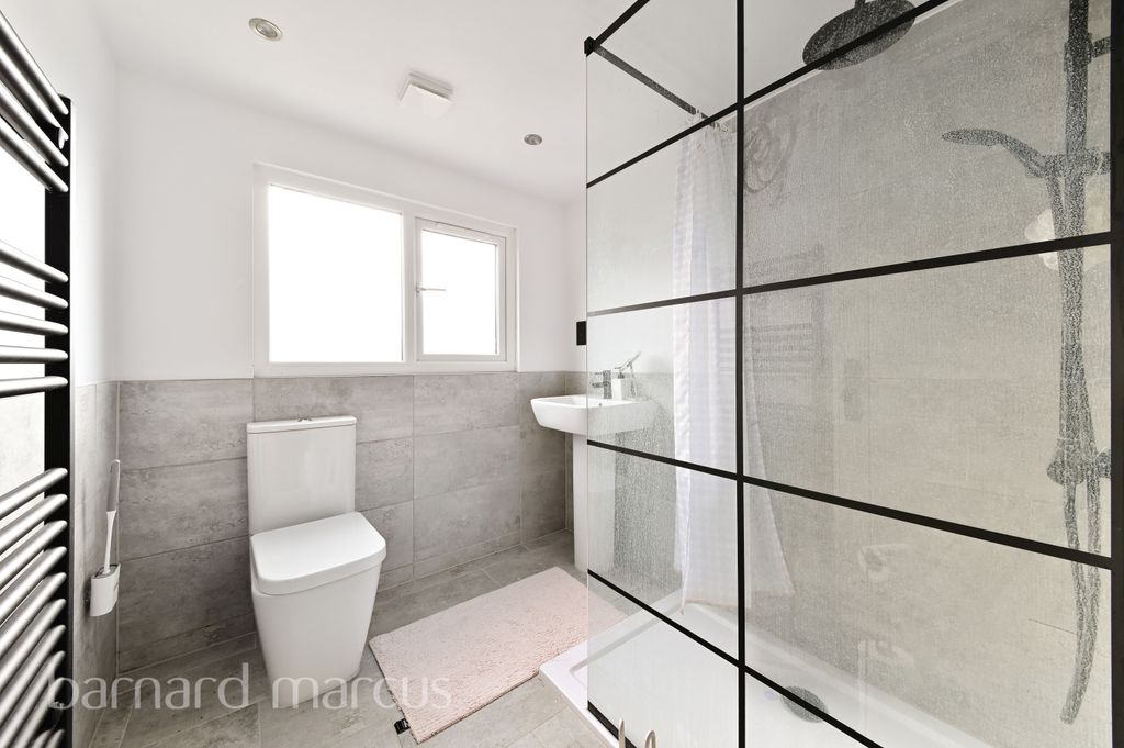 Property photo 1 of 8 Bathroom