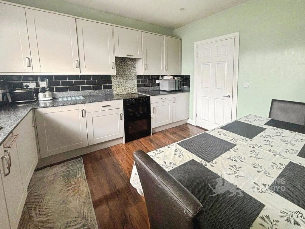Property photo 3 of 13 Kitchen