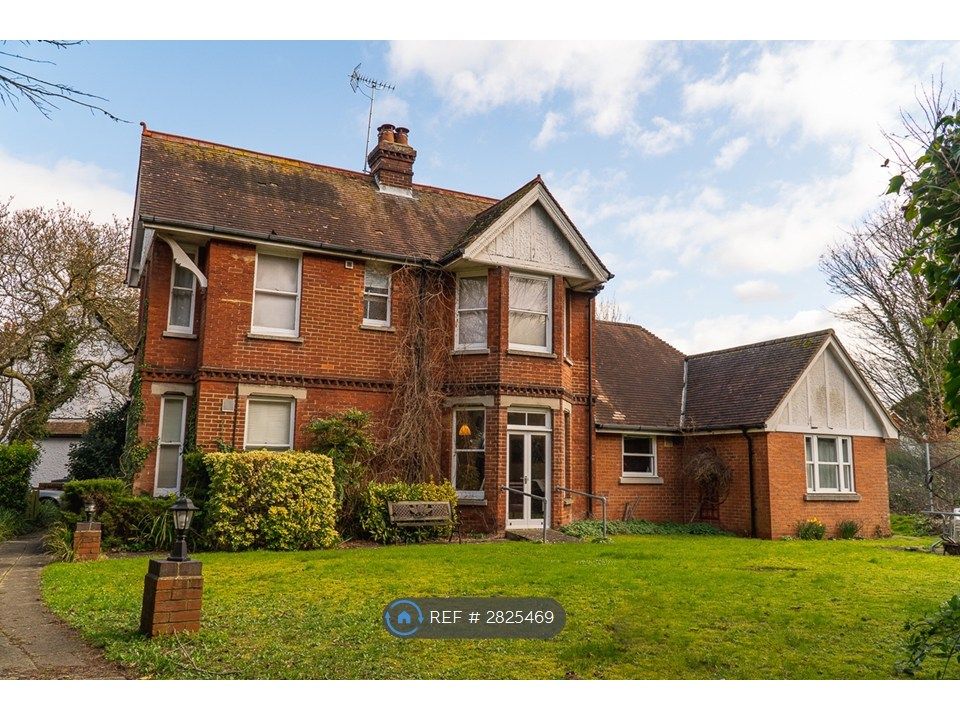 Property photo 1 of 7 Spacious House With Garden And Off-Road Parking