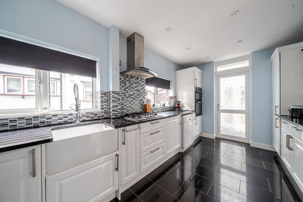 Property photo 2 of 22