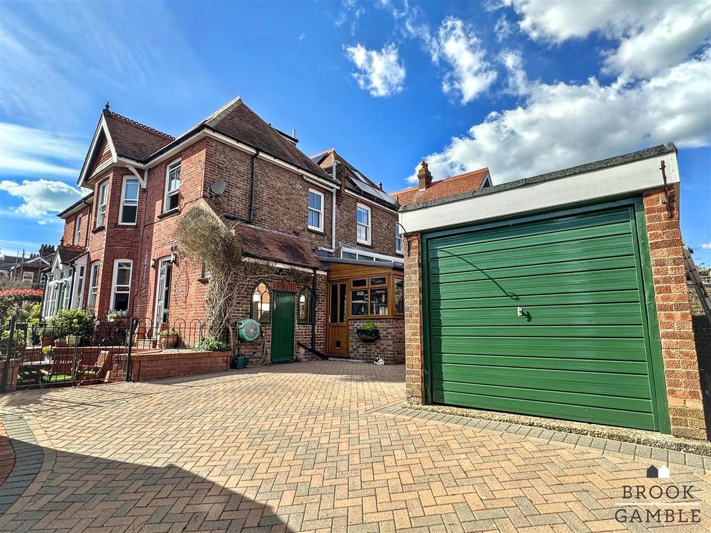 Property photo 3 of 62 01323 438506