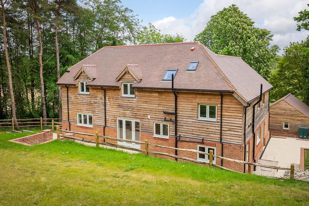 Property photo 2 of 43 Oak_Lodge-27.Jpg