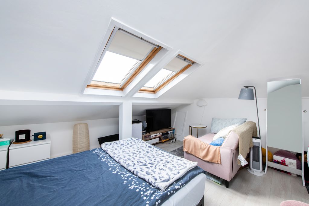 Property photo 3 of 7 Tf 129 King Henrys R