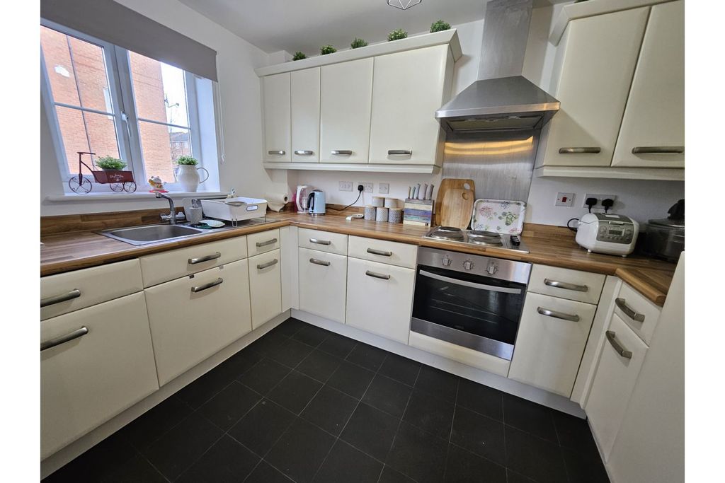 Property photo 3 of 9 Kitchen